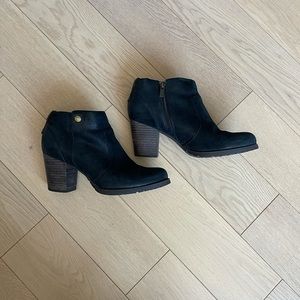 Clarks - leather ankle bootie size 8
